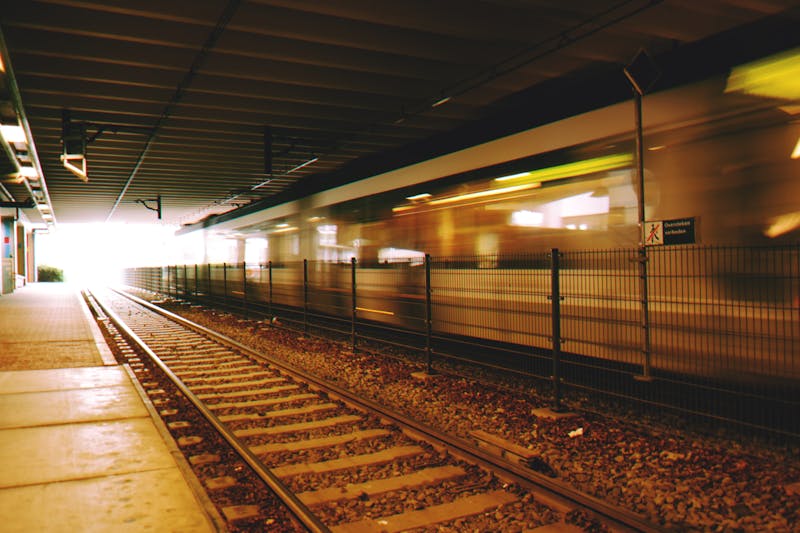 Tunnel sous la Manche — le shuttle eurotunnel en action